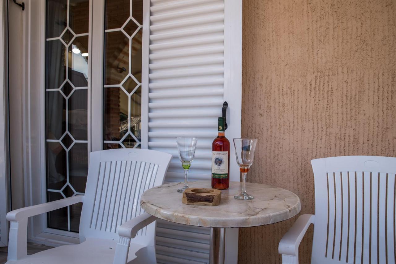 Paradise Bar Apartments Plános 外观 照片
