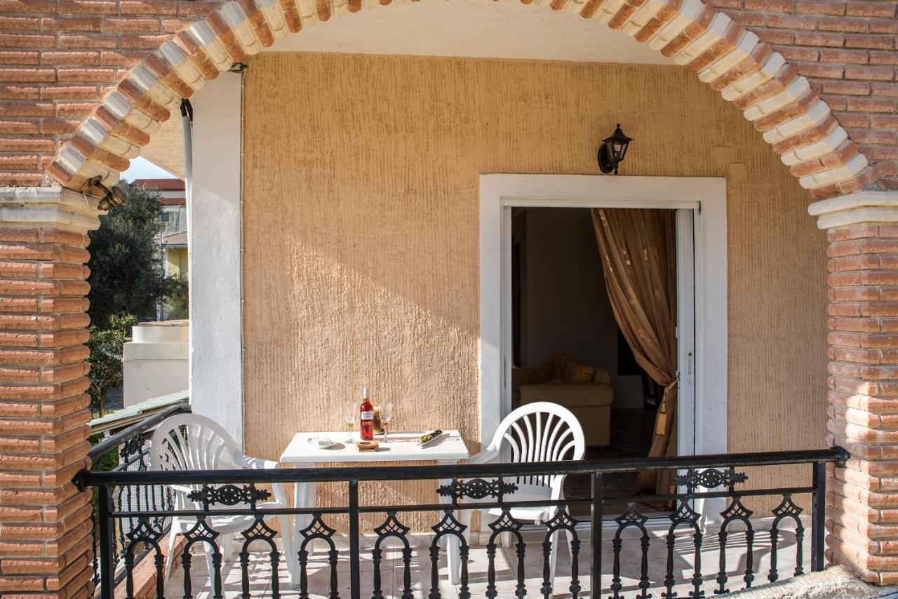 Paradise Bar Apartments Plános 外观 照片