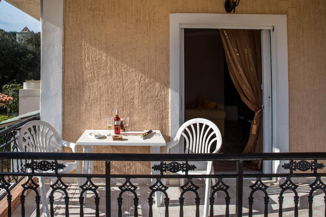Paradise Bar Apartments Plános 外观 照片